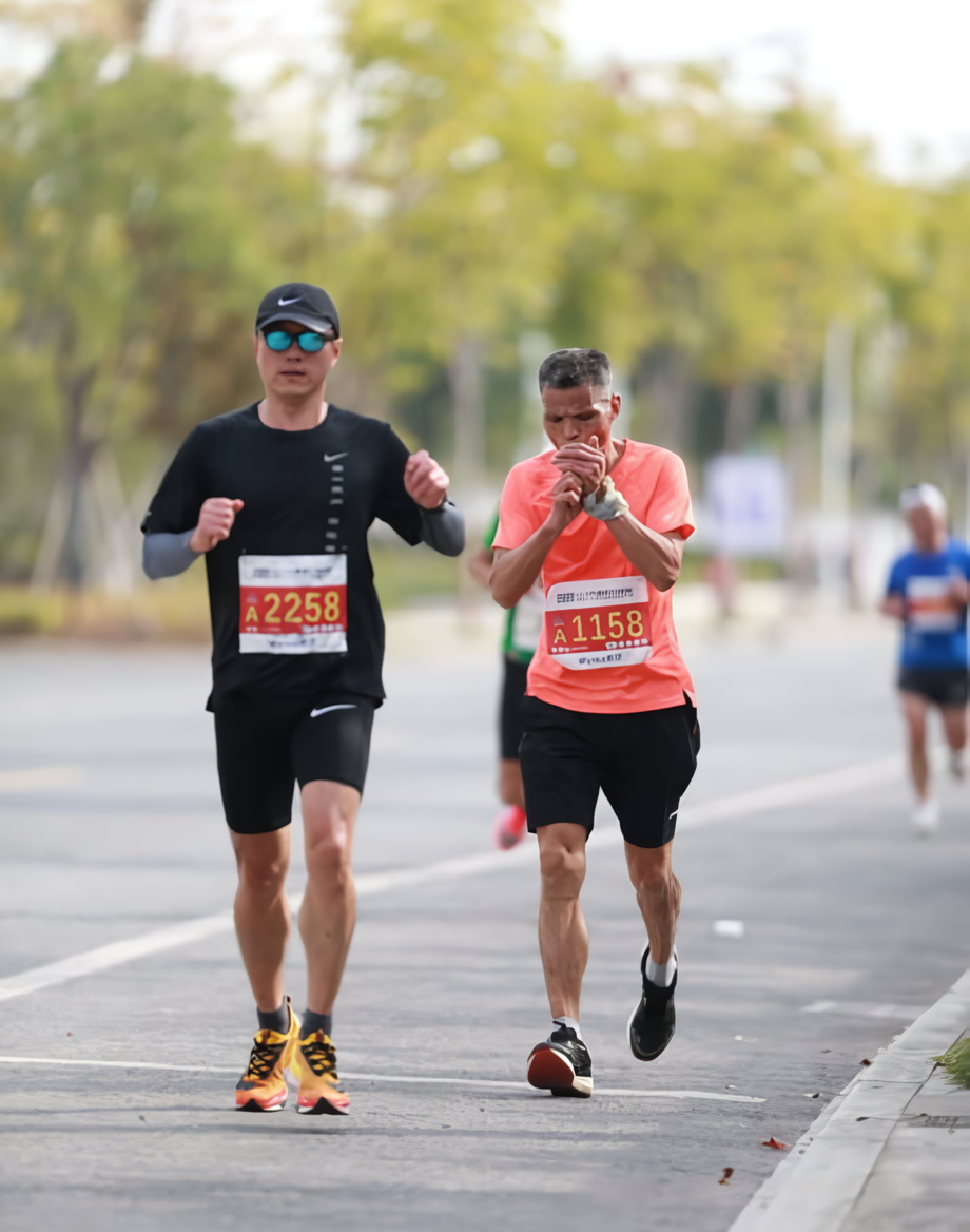 Chinês que viralizou por correr e fumar ao mesmo tempo acaba de ser desclassificado de maratona