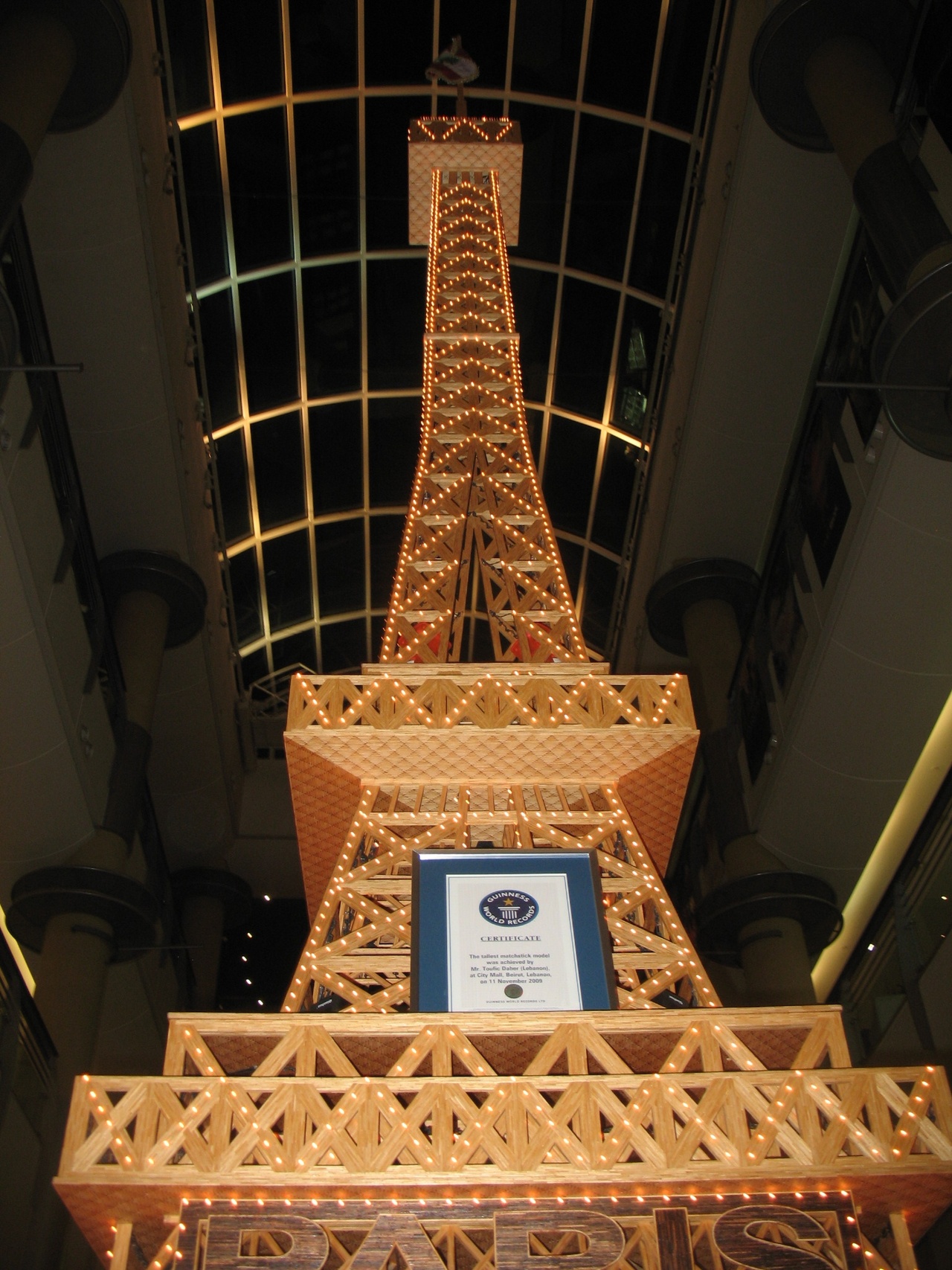Francês gasta 8 anos construindo torre Eiffel de palitos de fósforo e é desclassificado pelo Guinness World Records