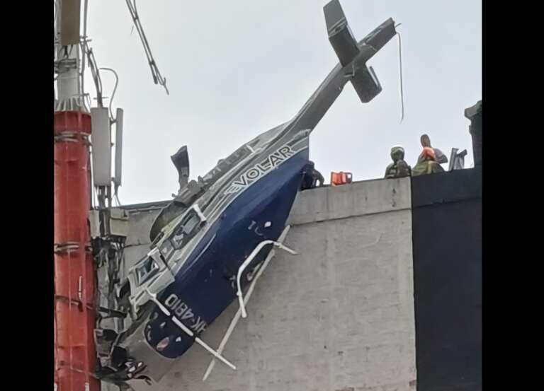 VÍDEO: helicóptero que faz passeios turísticos em Medellín, na Colômbia, cai logo após decolagem