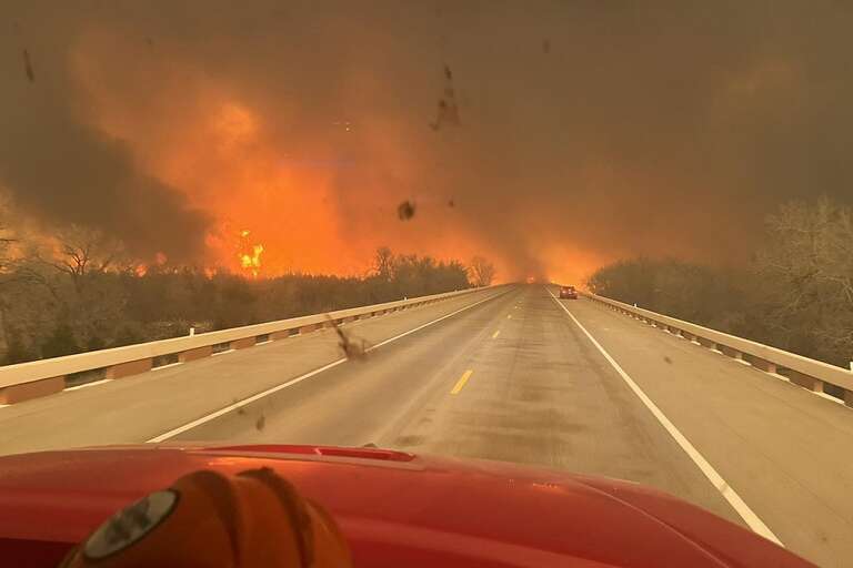 VIRAL: vídeo mostra caminhão dos bombeiros passando por estrada em meio a incêndio no Texas
