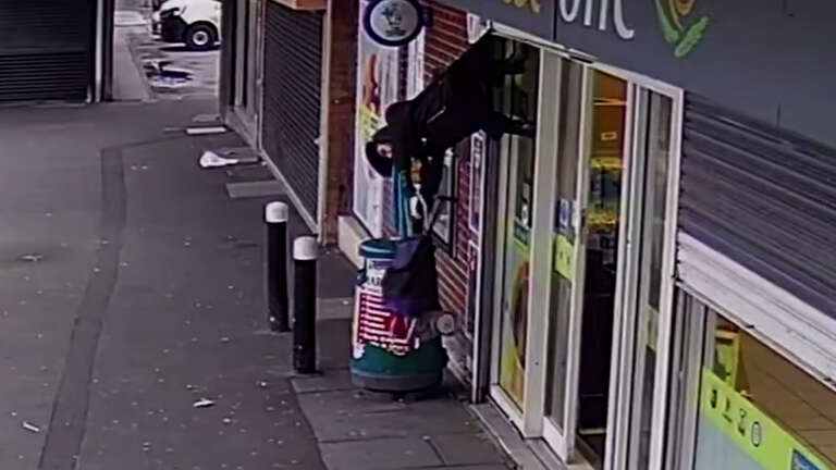 VÍDEO: idosa fica pendurada de cabeça para baixo em porta de loja no Reino Unido e viraliza nas redes sociais