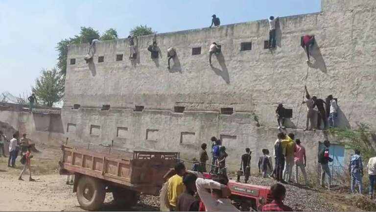 VÍDEO: indianos são flagrados pulando muro de escola para passar cola a estudantes