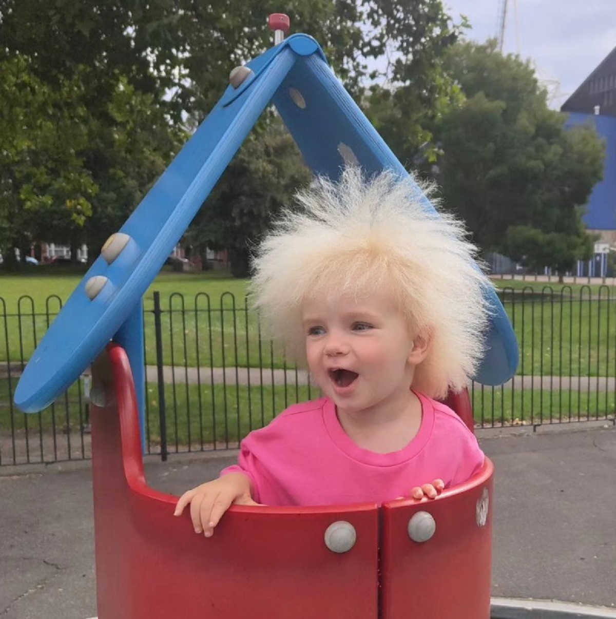 Menina britânica de 3 anos faz sucesso na internet com o “cabelo impenteável”