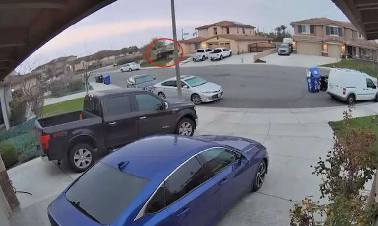 Bizarro! Na Califórnia, carro invade passeio, sai “voando”, atinge garagem e para sobre outro veículo