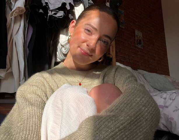 “Ilusão de ótica”: britânica recebe parabéns por foto com “novo bebê”, mas estava apenas abraçando os joelhos