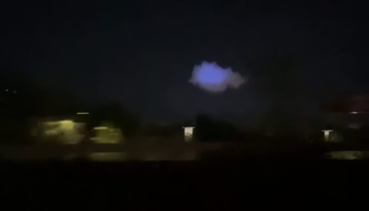 VÍDEO: moradores de Quincy, nos EUA, ficam intrigados com nuvem azul que apareceu na madrugada desta segunda (13/5)