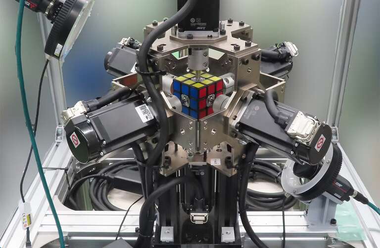 Num piscar de olhos: robô da Mitsubishi resolve cubo mágico em menos de meio segundo