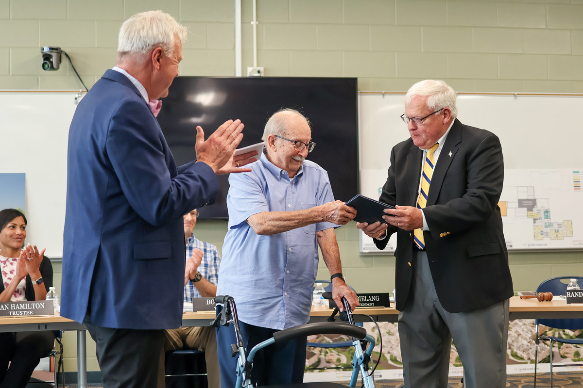 Após 73 anos, americano recebe certificado de conclusão do Ensino Médio