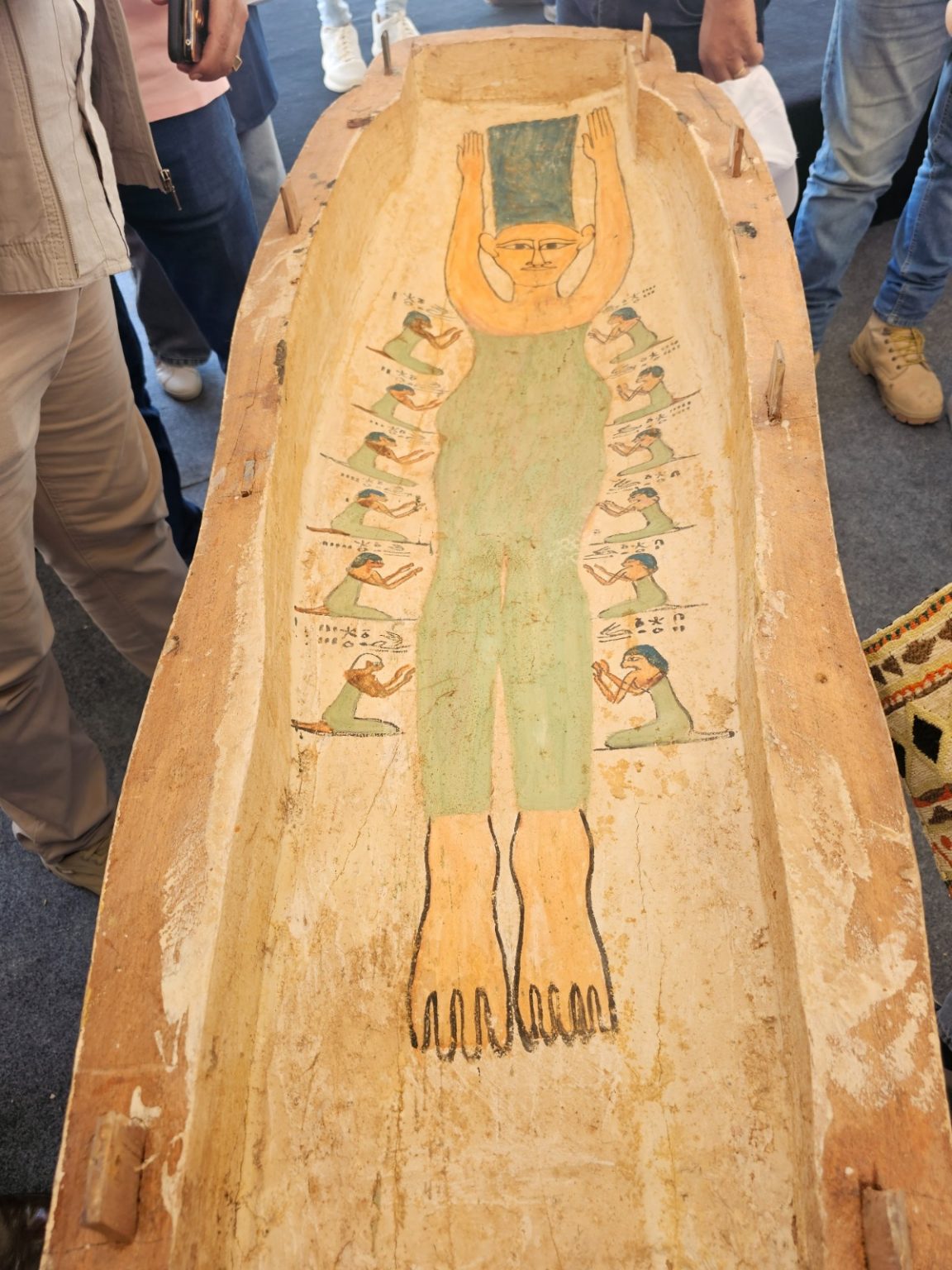 VIRAL: internautas ficam intrigados com semelhança entre múmia egípcia de 3.500 anos e a personagem Marge Simpson
