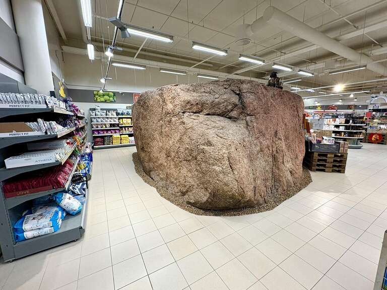 Inusitado! Na Estônia, clientes são surpreendidos por pedra gigante, da última era do gelo, no meio de supermercado