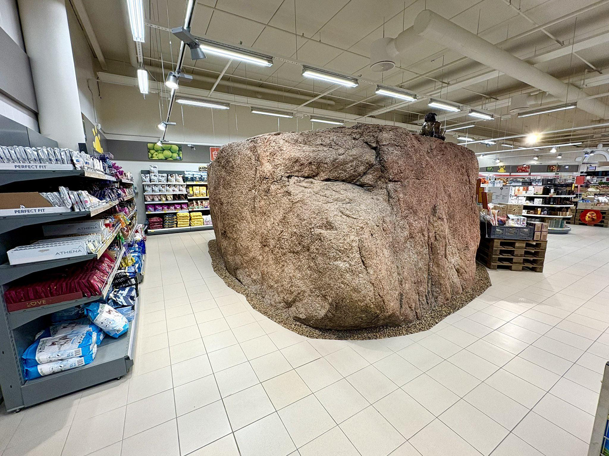 Inusitado! Na Estônia, clientes são surpreendidos por pedra gigante, da última era do gelo, no meio de supermercado