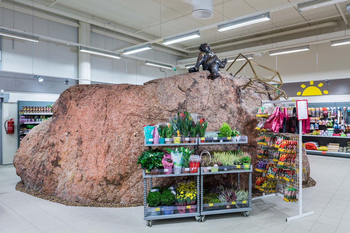 Inusitado! Na Estônia, clientes são surpreendidos por pedra gigante, da última era do gelo, no meio de supermercado