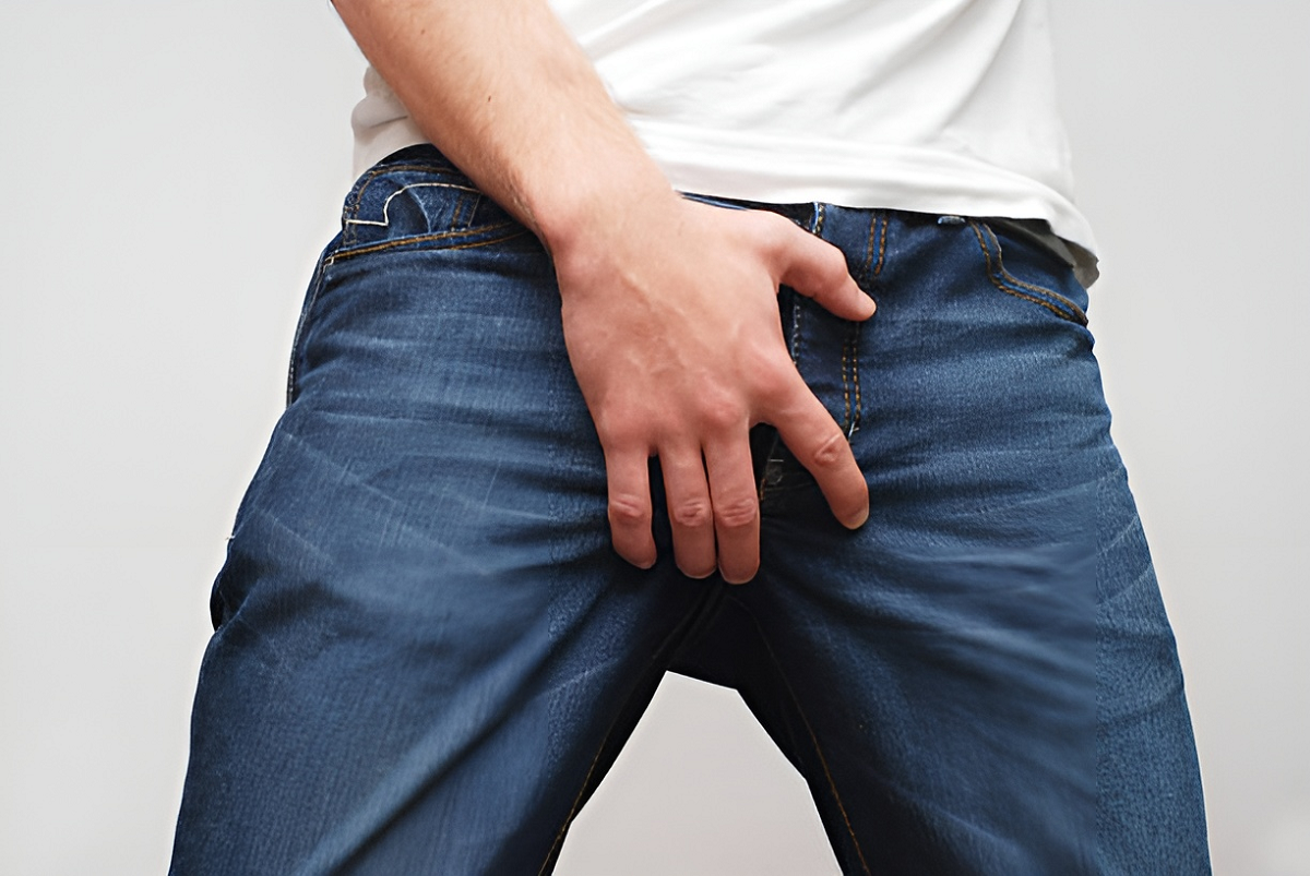 Por que os homens costumam levar a mão até o pênis ou ao saco, mesmo em público?