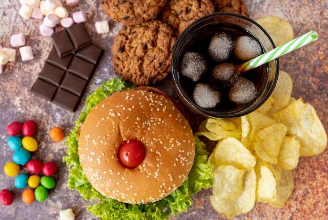 Hambúrguer, batata frita e biscoito recheado podem aumentar em 40% o risco de câncer de pulmão, diz estudo