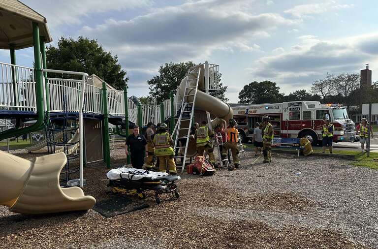Bombeiros gastam 30 minutos para tirar homem preso em escorregador de escola infantil nos EUA