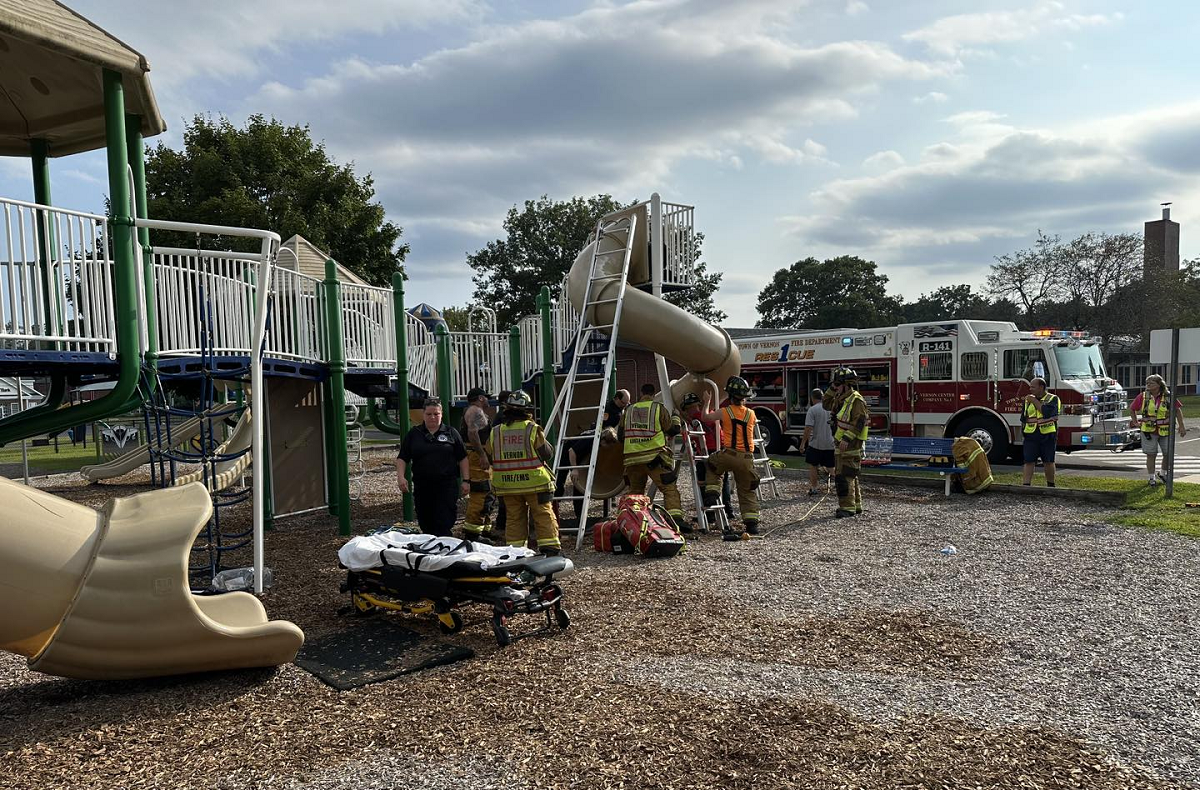 Bombeiros gastam 30 minutos para tirar homem preso em escorregador de escola infantil nos EUA
